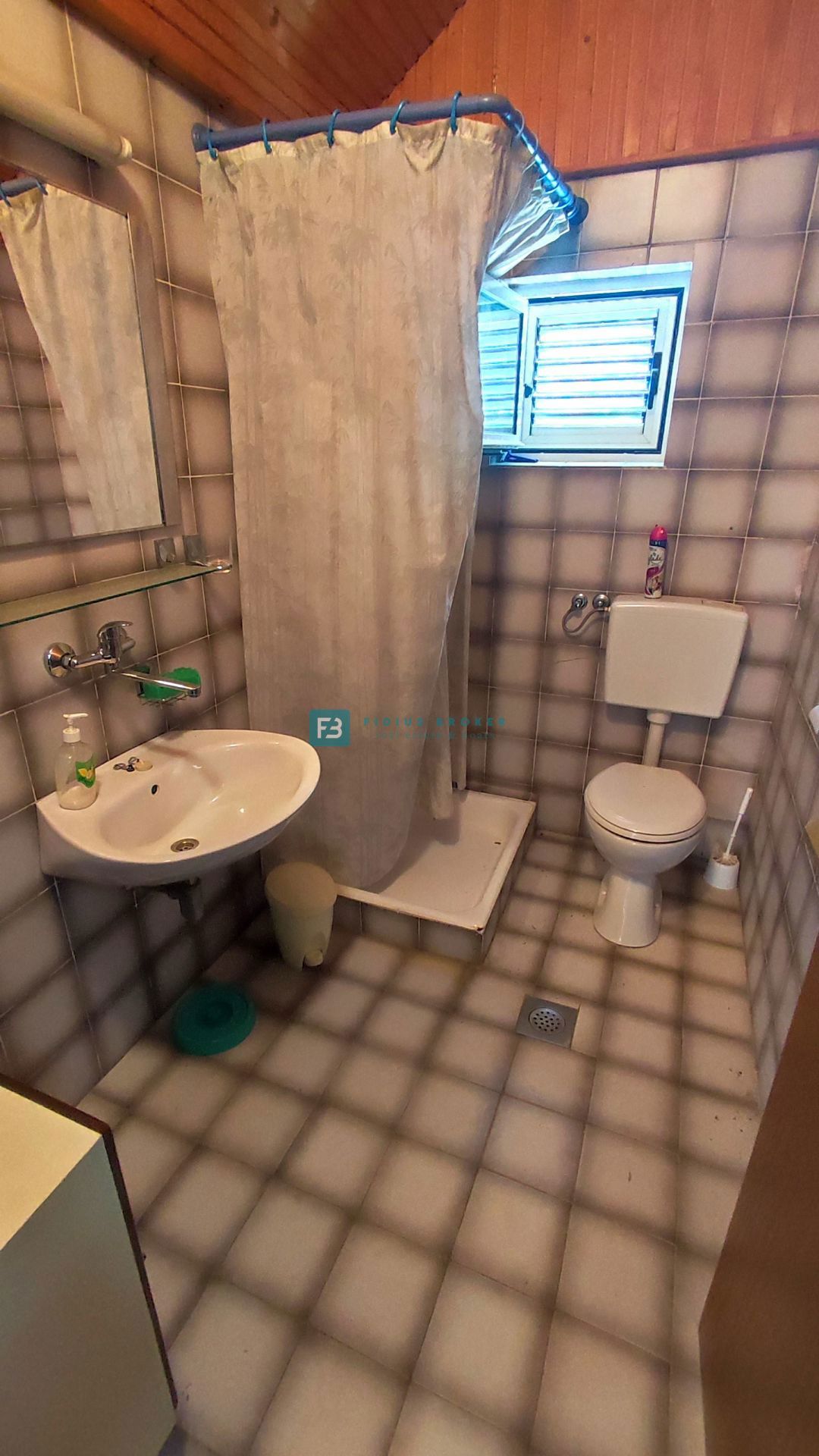 VODICE, samostojna hiša, 3 ločena stanovanja, terasa, garaža, blizu centra, parcela 1185 m2