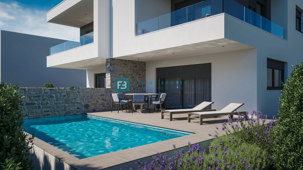 VODICE, novogradnja, pol samostojna hiša, bazen, dvorišče, 2 parkirni mesti