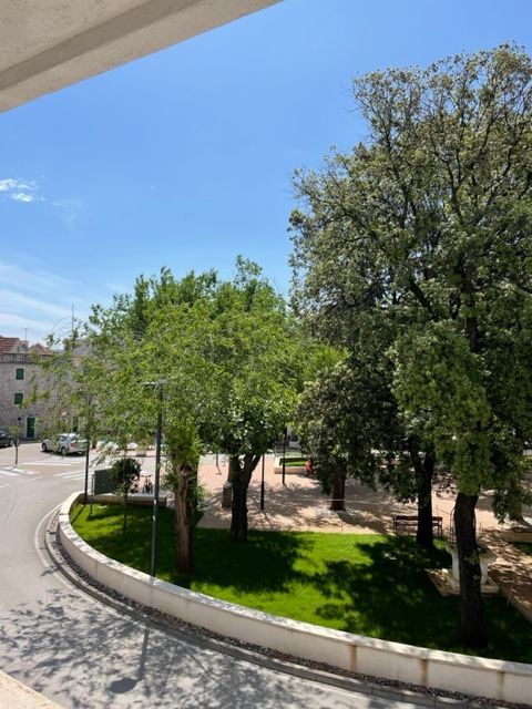 VODICE, center mesta, 2. nadstropje, 150 m od obale, terasa, pogled na park