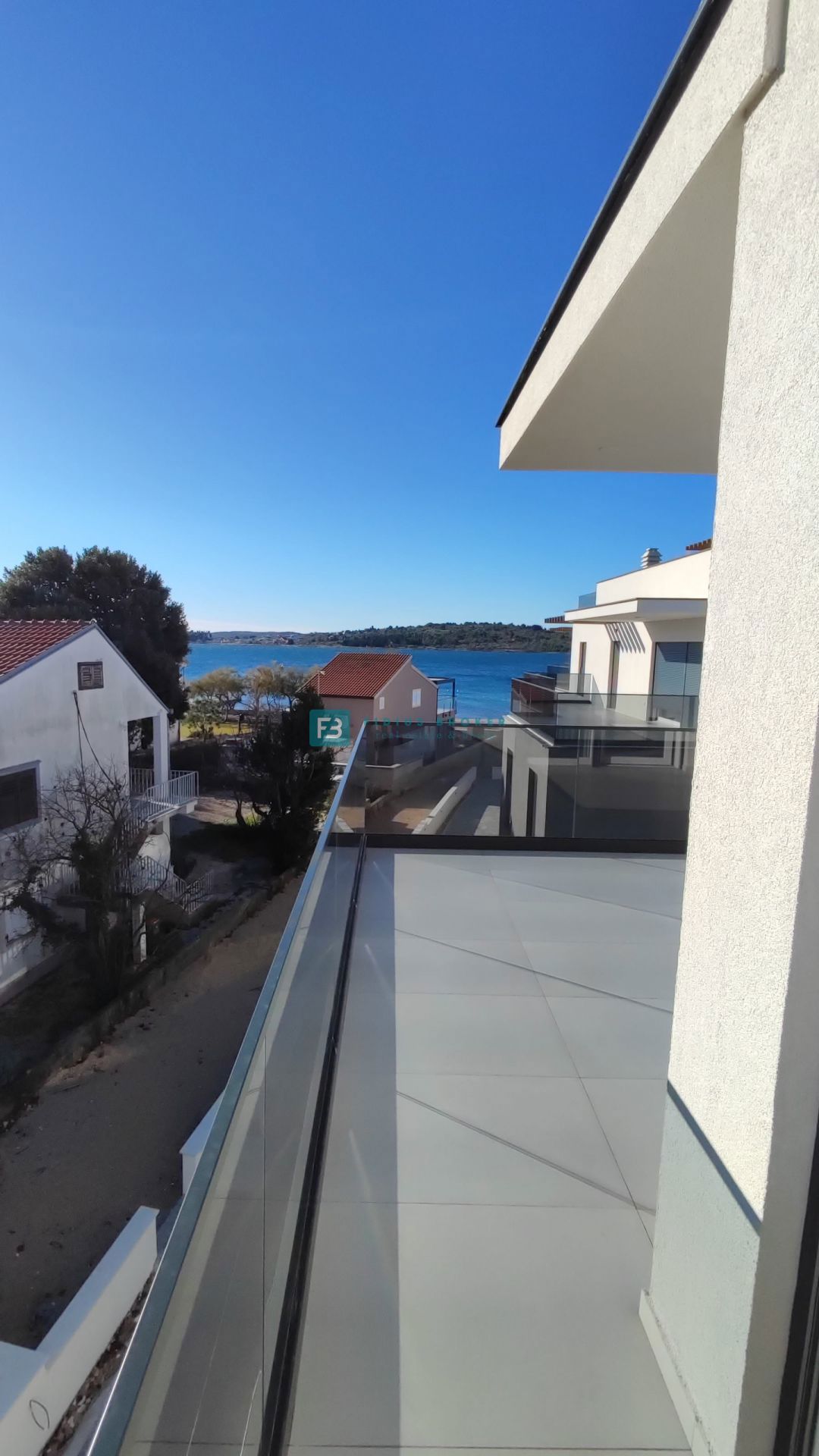 SRIMA, novo, 2. vrsta do morja, moderno dvoetažno stanovanje, strešna terasa, S8