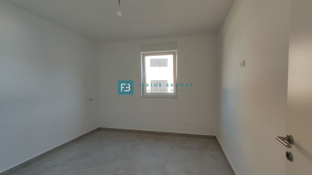 TRIBUNJ, novogradnja, pritličje + vrt 50 m2, 500 m do morja