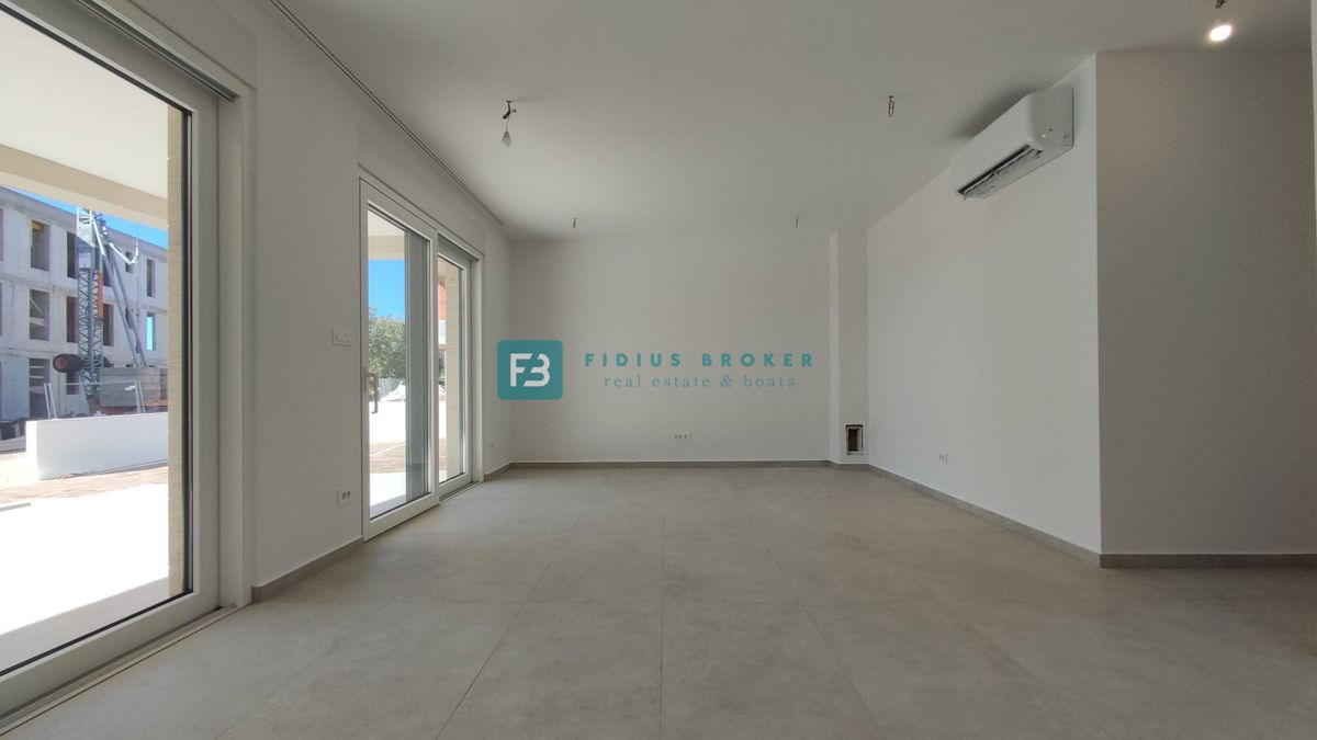 TRIBUNJ, novogradnja, pritličje + vrt 50 m2, 500 m do morja