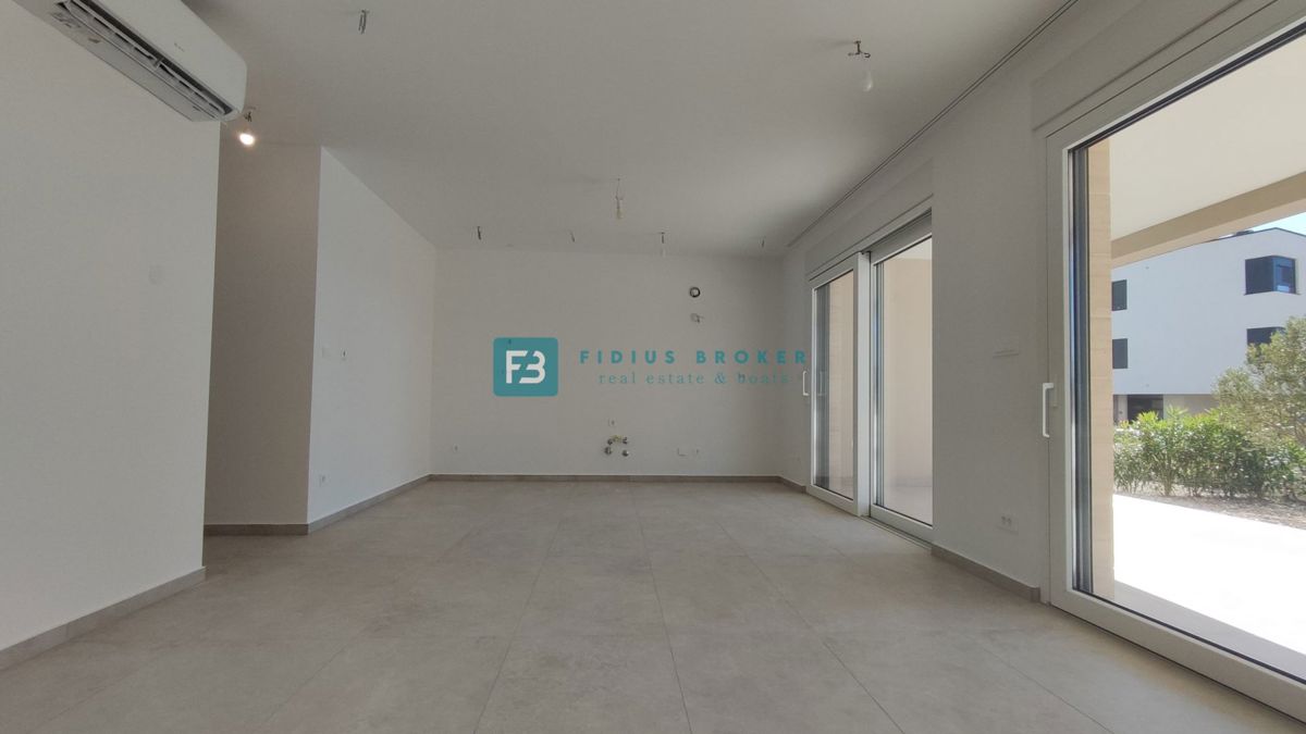 TRIBUNJ, novogradnja, pritličje + vrt 50 m2, 500 m do morja