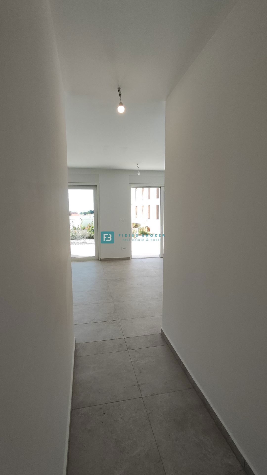 TRIBUNJ, novogradnja, pritličje + vrt 50 m2, 500 m do morja