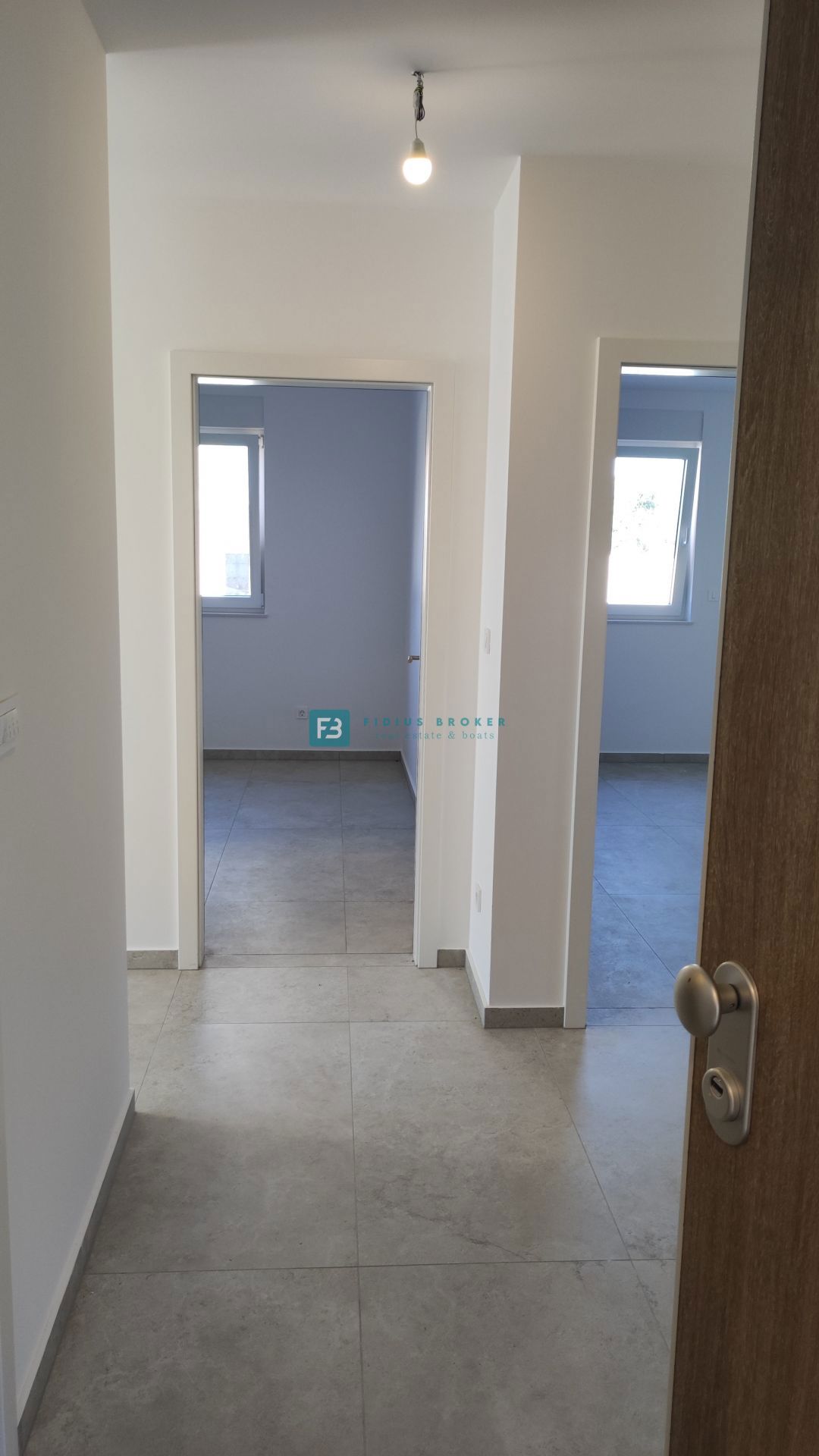 TRIBUNJ, novogradnja, pritličje + vrt 50 m2, 500 m do morja