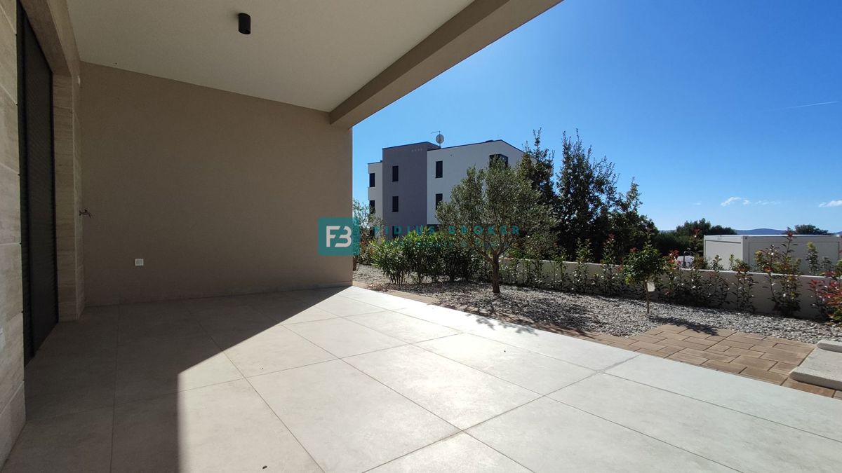 TRIBUNJ, novogradnja, pritličje + vrt 50 m2, 500 m do morja