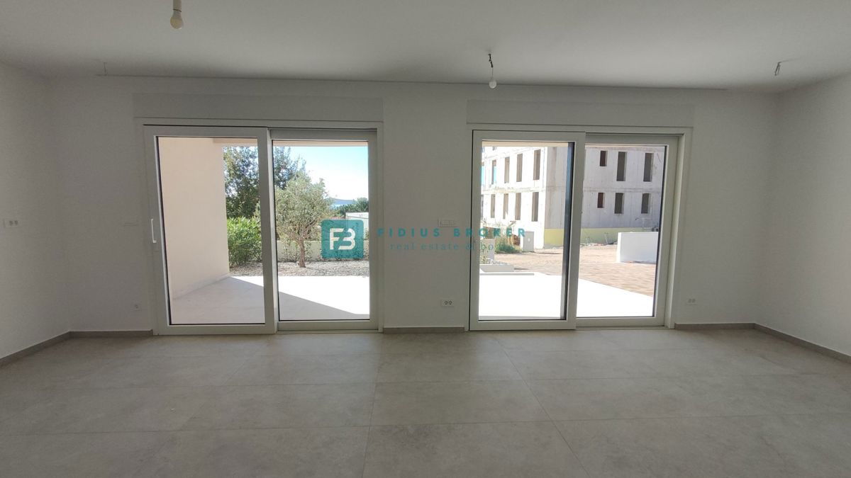 TRIBUNJ, novogradnja, pritličje + vrt 50 m2, 500 m do morja