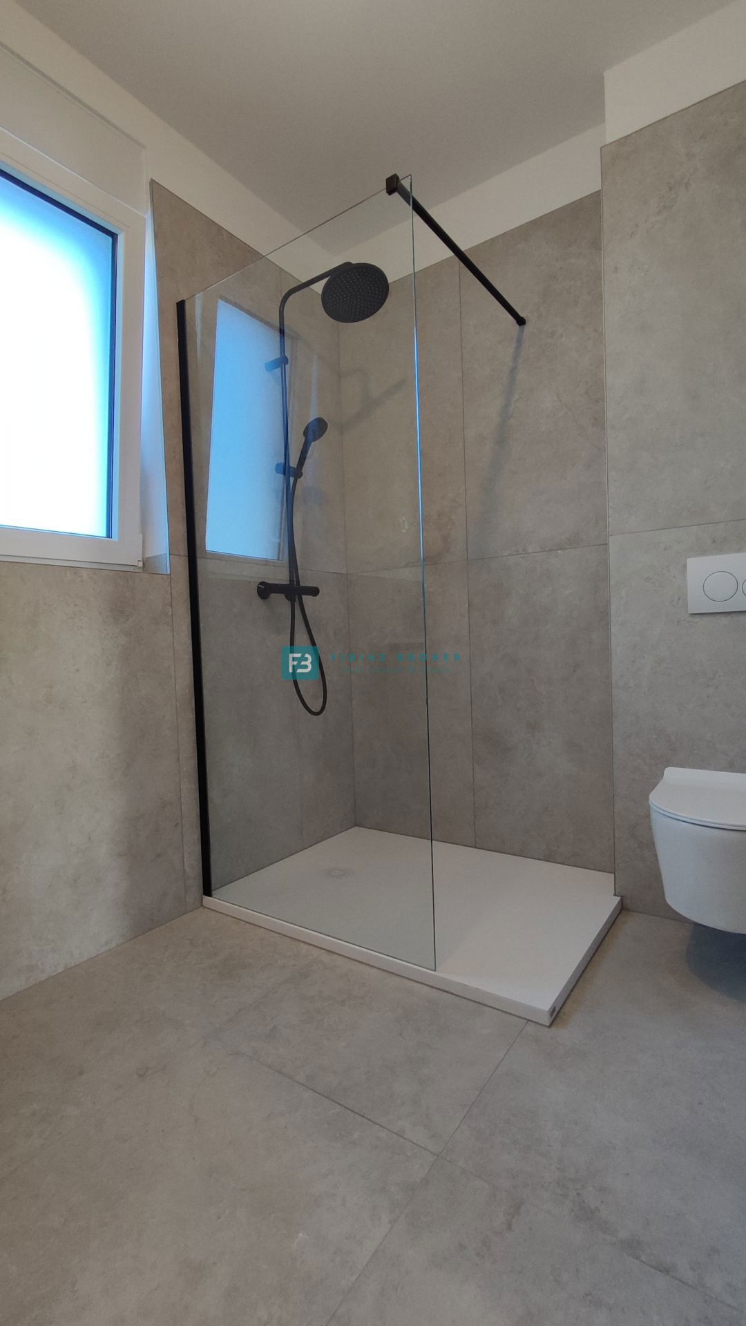 TRIBUNJ, novogradnja, pritličje + vrt 50 m2, 500 m do morja