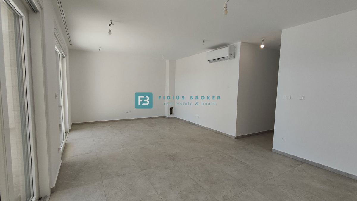 TRIBUNJ, novogradnja, pritličje + vrt 50 m2, 500 m do morja