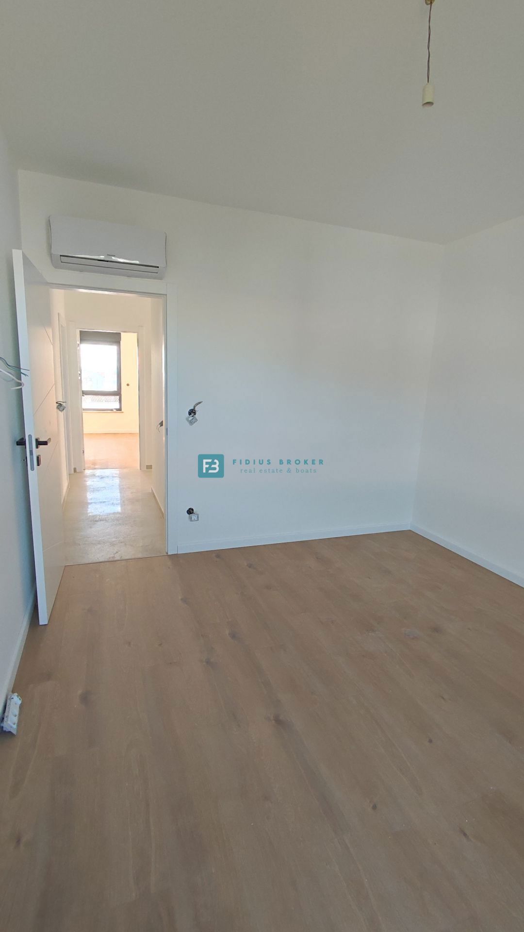 TRIBUNJ, novogradnja, 2. nad., 350 m od morja, 3 spalnice, terasa