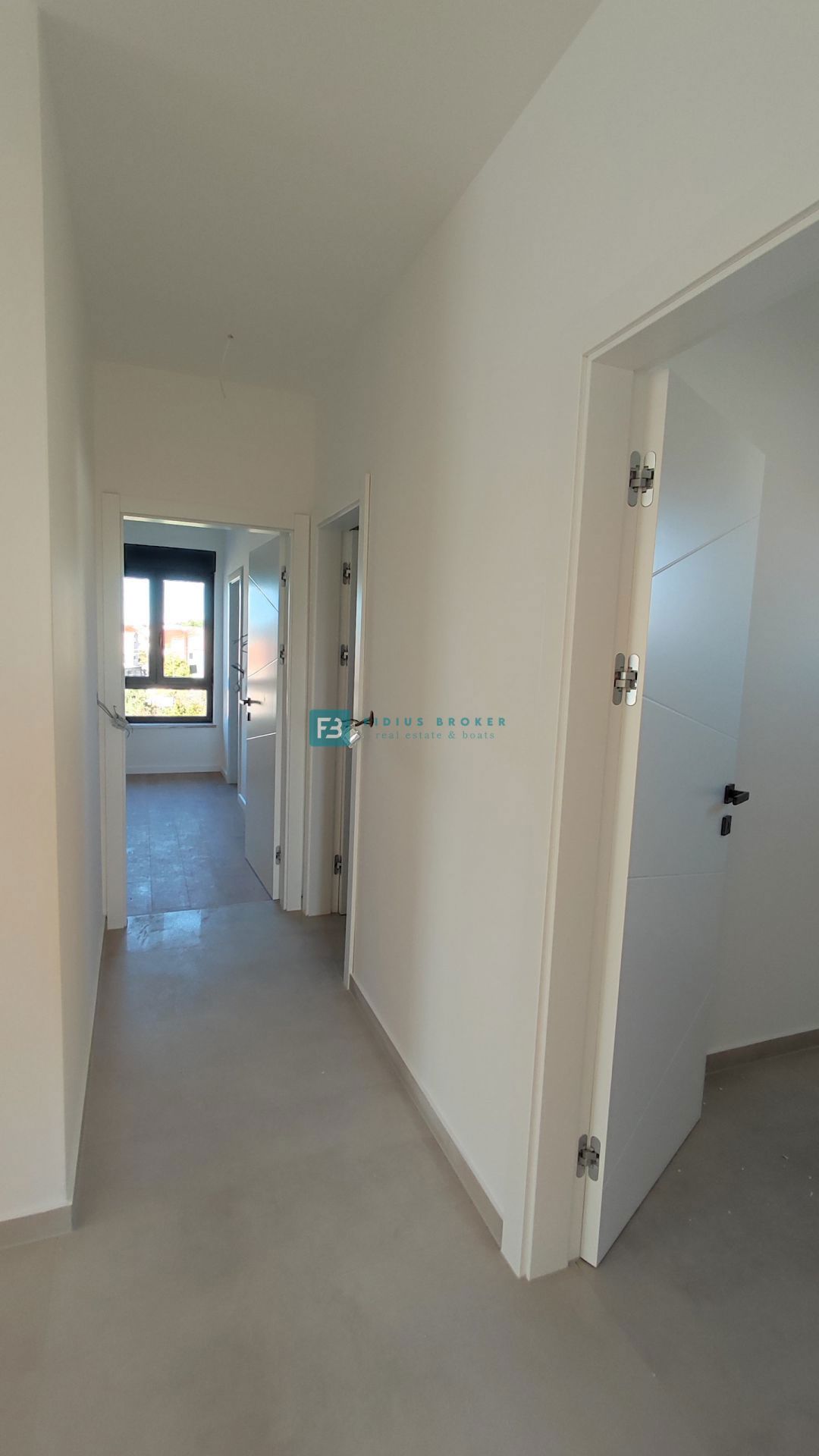 TRIBUNJ, novogradnja, 2. nad., 350 m od morja, 3 spalnice, terasa