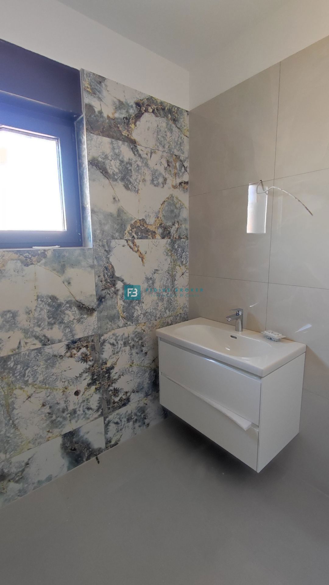 TRIBUNJ, novogradnja, 2. nad., 350 m od morja, 3 spalnice, terasa