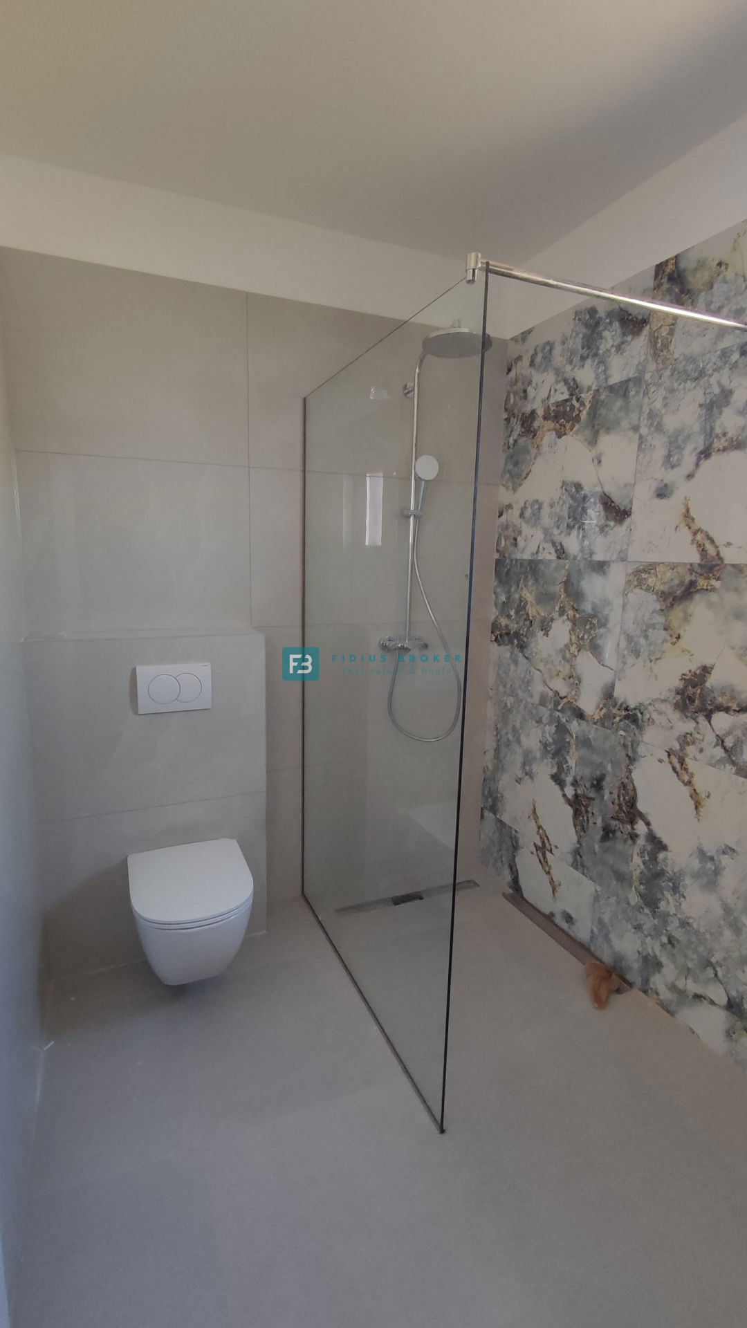 TRIBUNJ, novogradnja, 2. nad., 350 m od morja, 3 spalnice, terasa