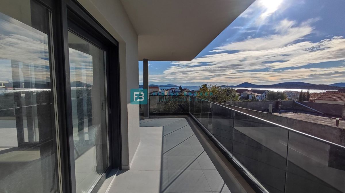 TRIBUNJ, novogradnja, 2. nad., 350 m od morja, 3 spalnice, terasa