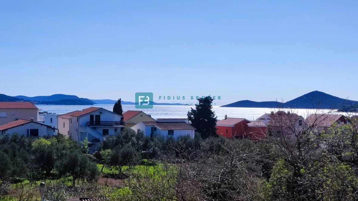 TRIBUNJ, novogradnja, 2. nad., 350 m od morja, 3 spalnice, terasa