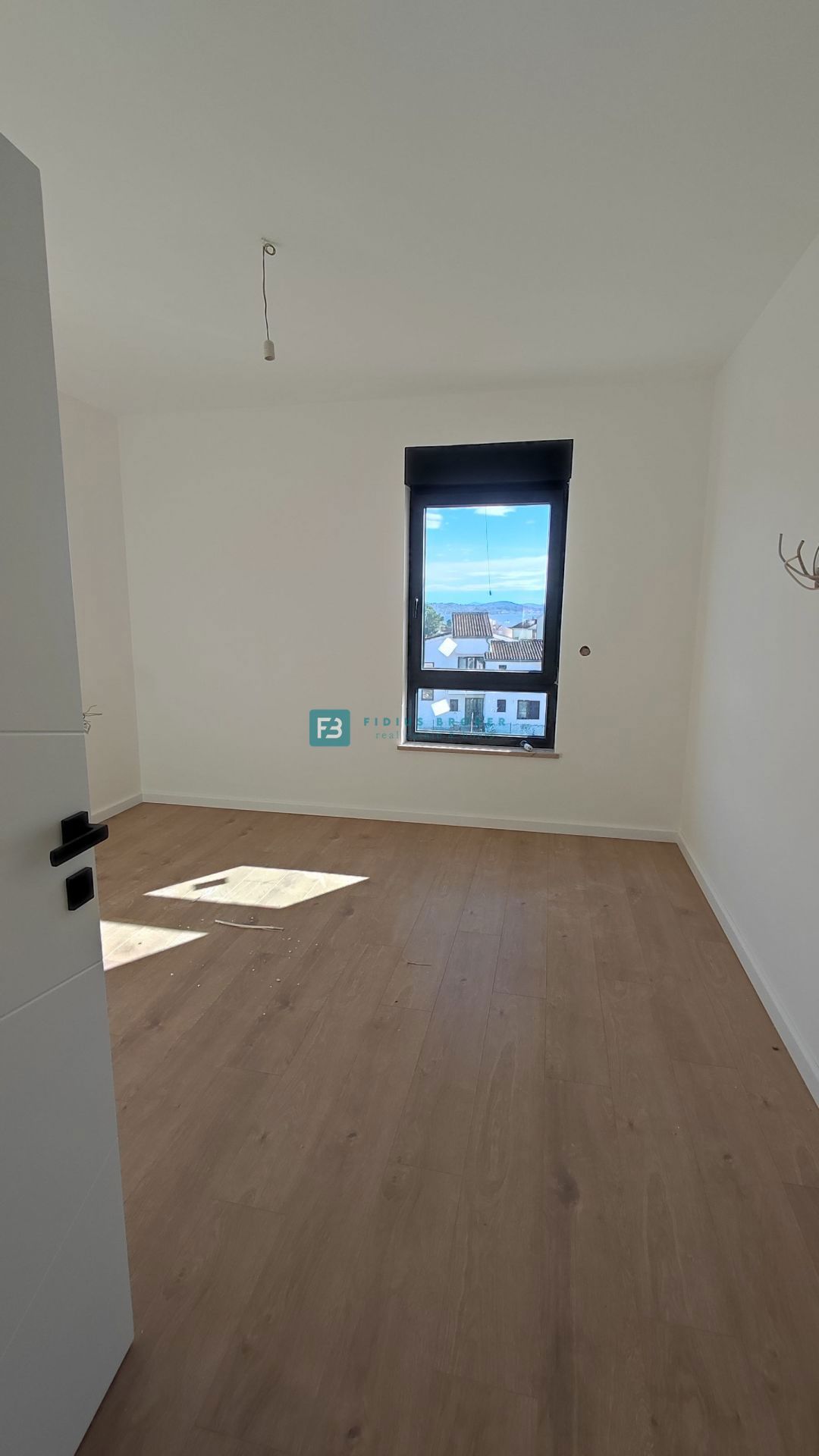 TRIBUNJ, novogradnja, 2. nad., 350 m od morja, 3 spalnice, terasa