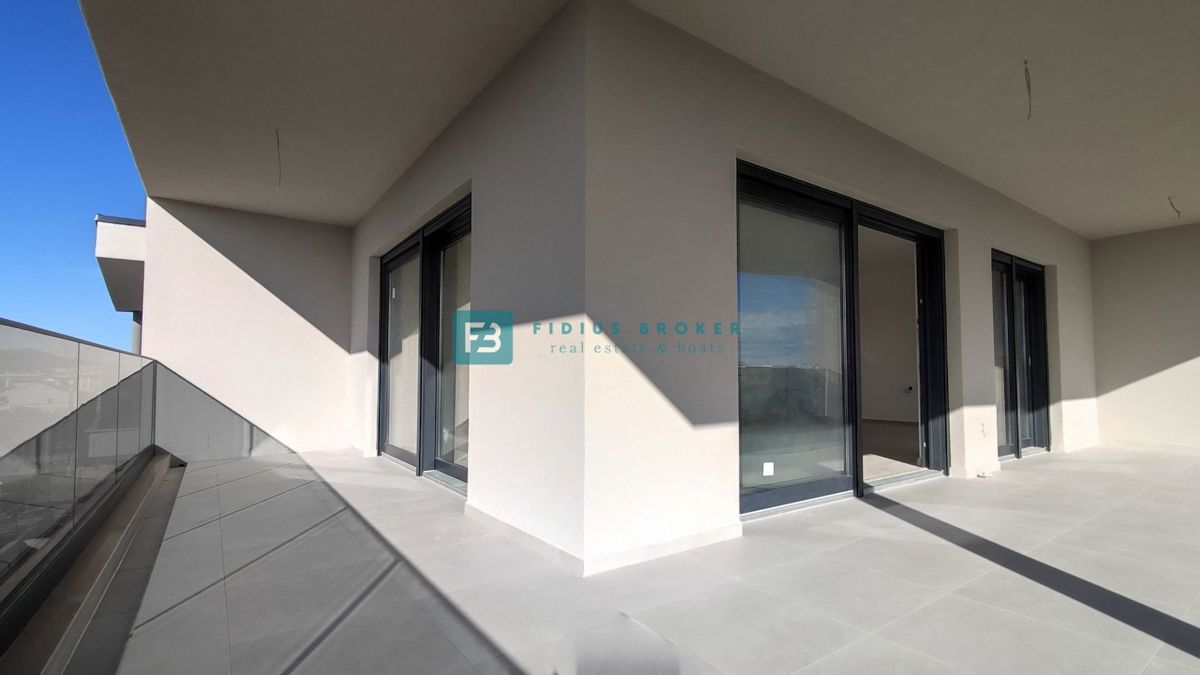 TRIBUNJ, novogradnja, 2. nad., 350 m od morja, 3 spalnice, terasa