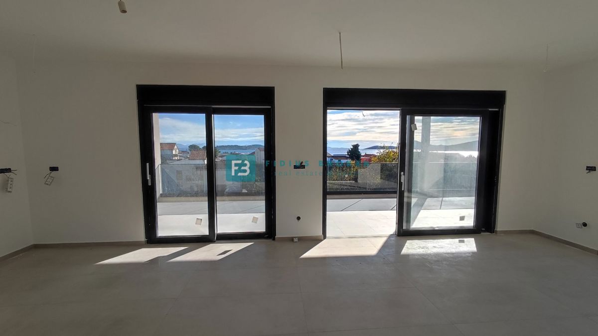 TRIBUNJ, novogradnja, 2. nad., 350 m od morja, 3 spalnice, terasa