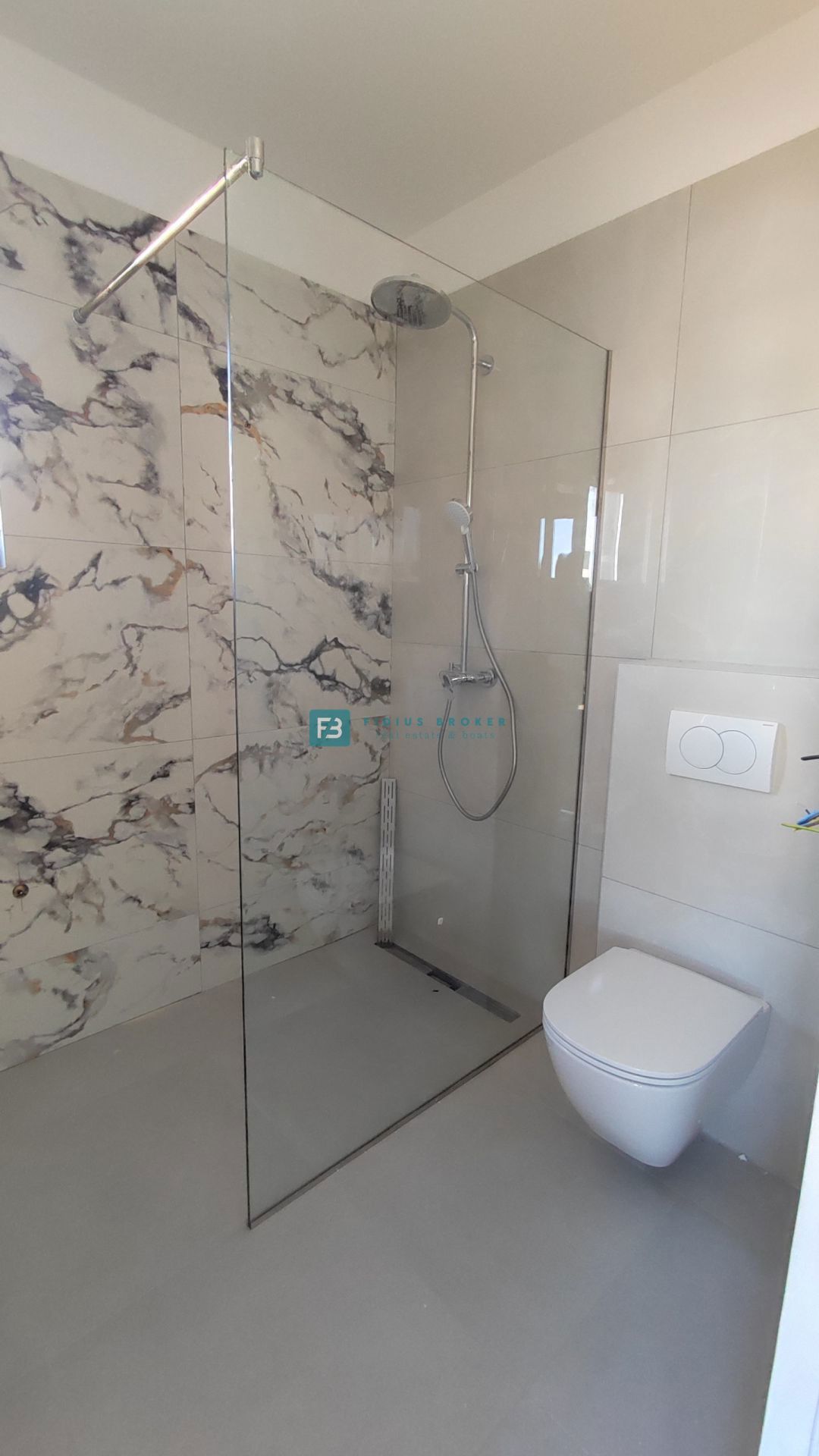 TRIBUNJ, novogradnja, 2. nad., 350 m od morja, 3 spalnice, terasa