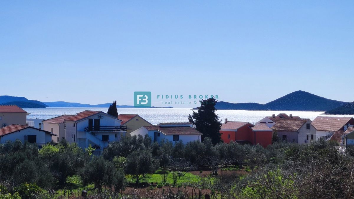 TRIBUNJ, novogradnja, 2. nad., 350 m od morja, 3 spalnice, terasa