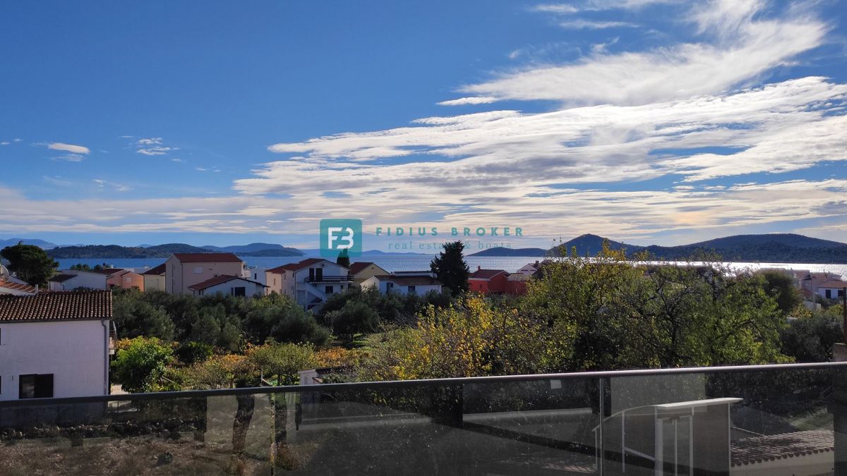 TRIBUNJ, novogradnja, 2. nad., 350 m od morja, 3 spalnice, terasa