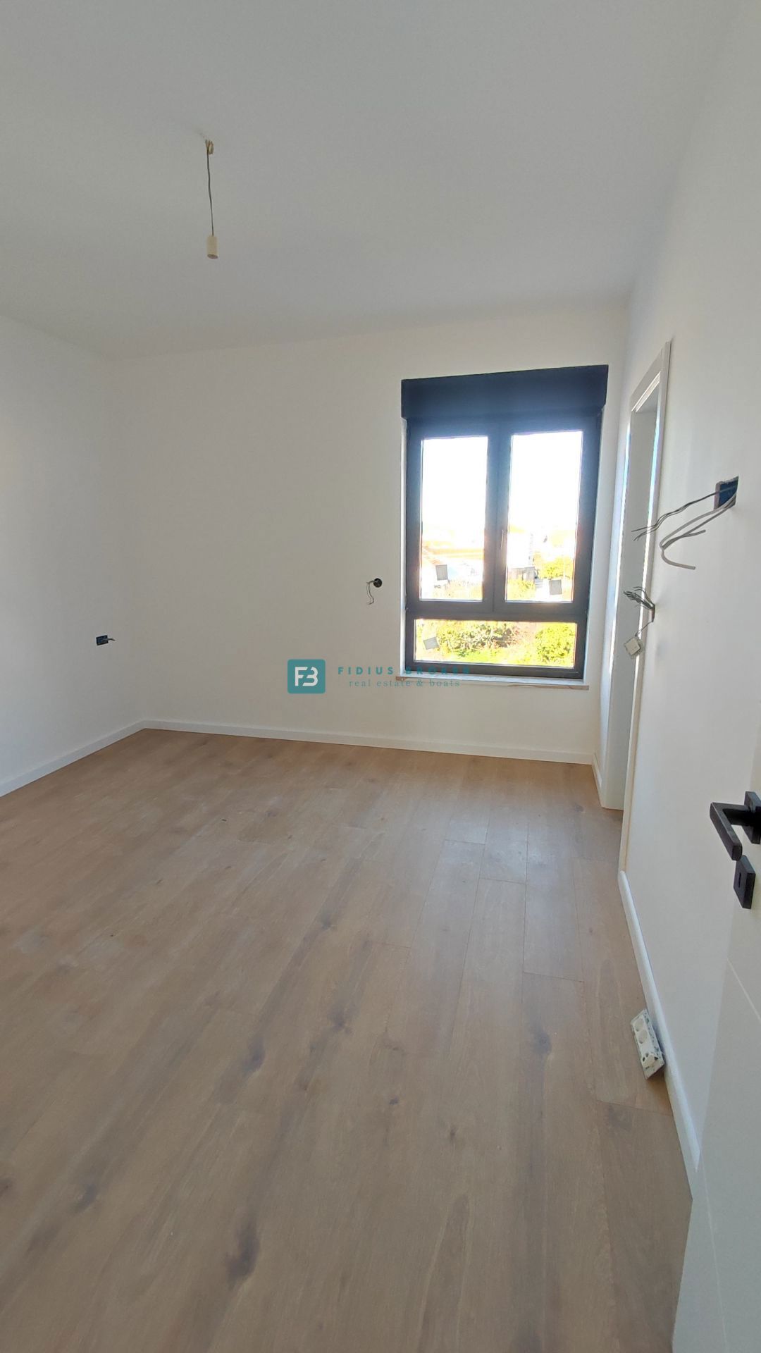 TRIBUNJ, novogradnja, 2. nad., 350 m od morja, 3 spalnice, terasa