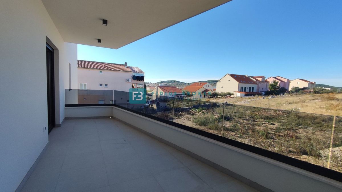 VODICE, novogradnja, dvoetažno stanovanje, vrt 138 m2, 3 ss