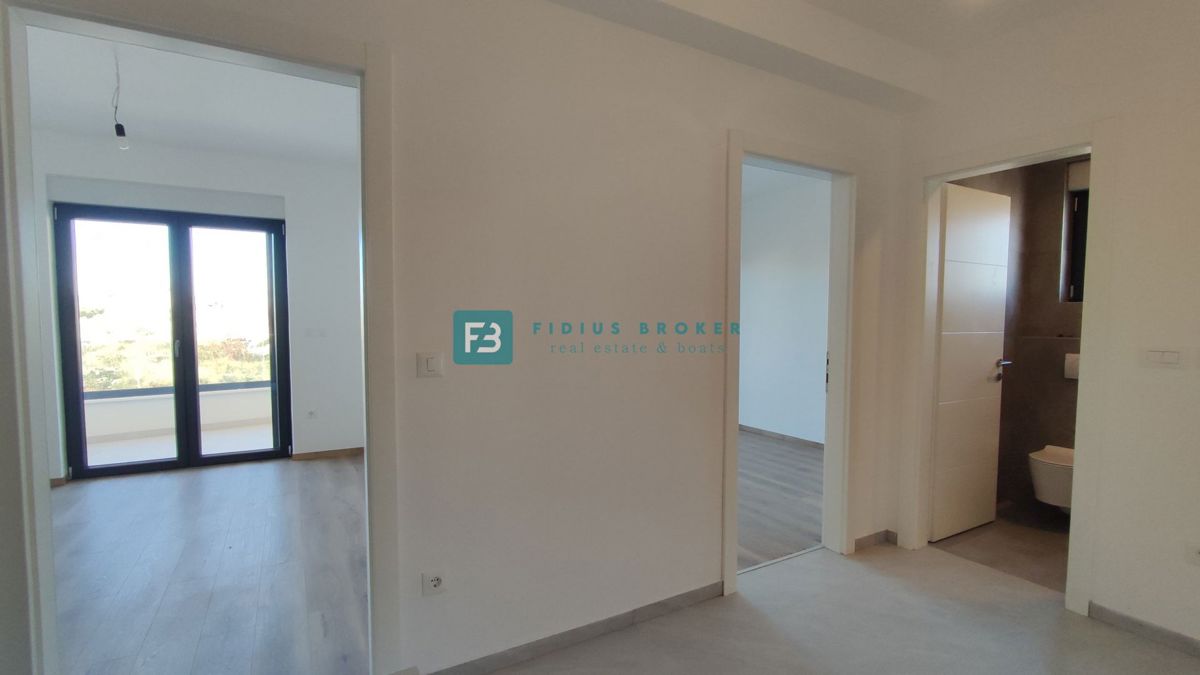 VODICE, novogradnja, dvoetažno stanovanje, vrt 138 m2, 3 ss