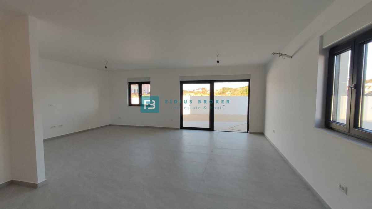 VODICE, novogradnja, dvoetažno stanovanje, vrt 138 m2, 3 ss