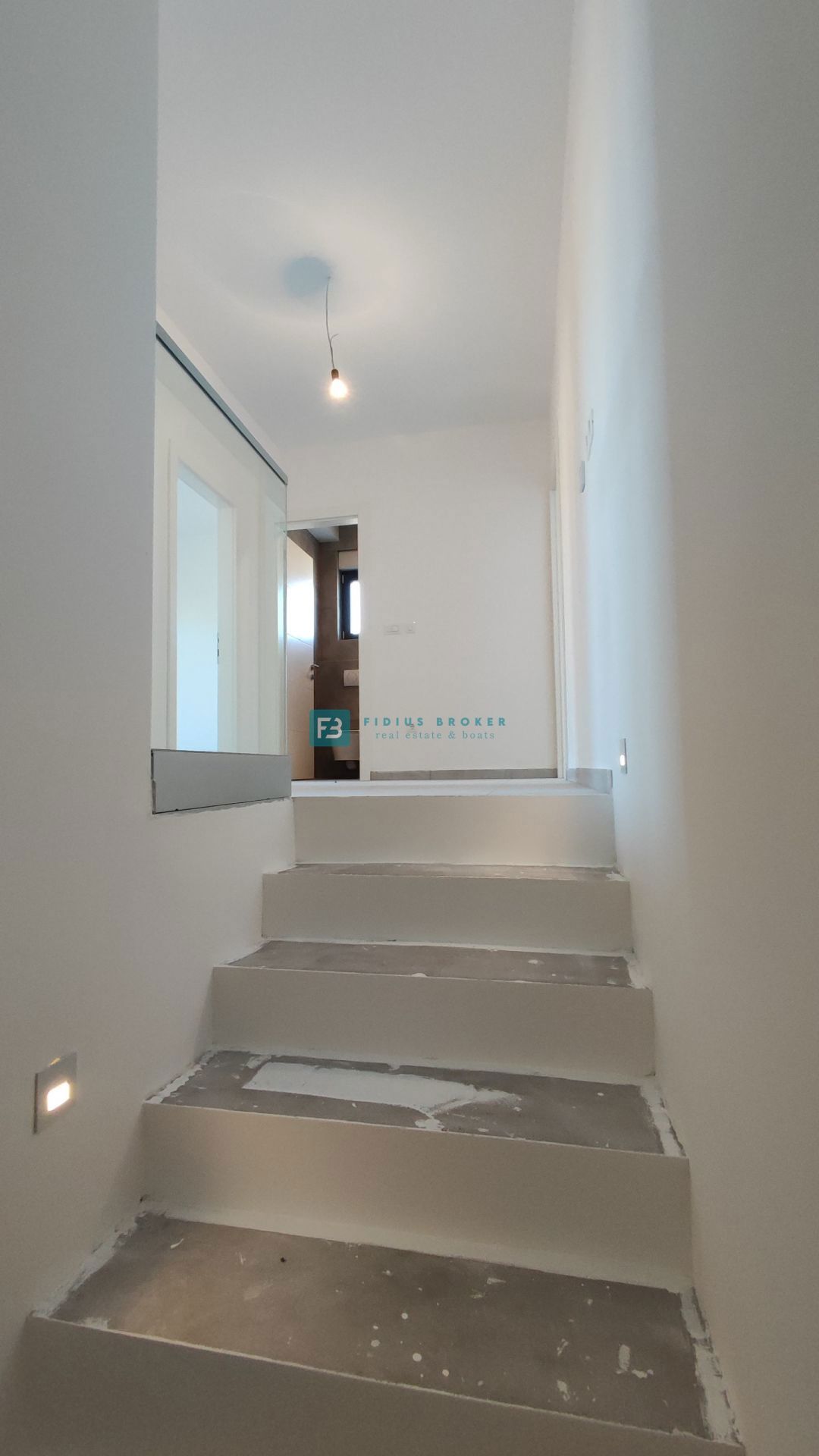 VODICE, novogradnja, dvoetažno stanovanje, vrt 138 m2, 3 ss