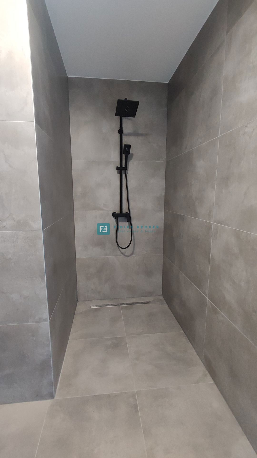 VODICE, novogradnja, dvoetažno stanovanje, vrt 138 m2, 3 ss