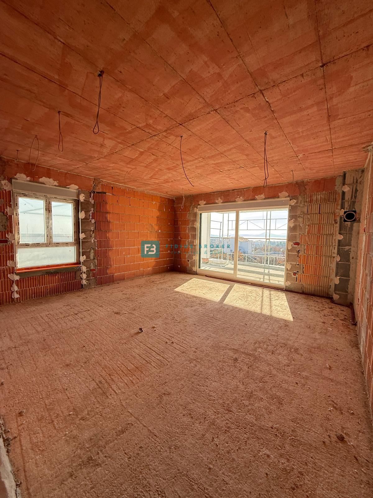 VODICE, novogradnja, 2. nadstropje, pogled na morje, 3 spalnice, 2 parkirni mesti