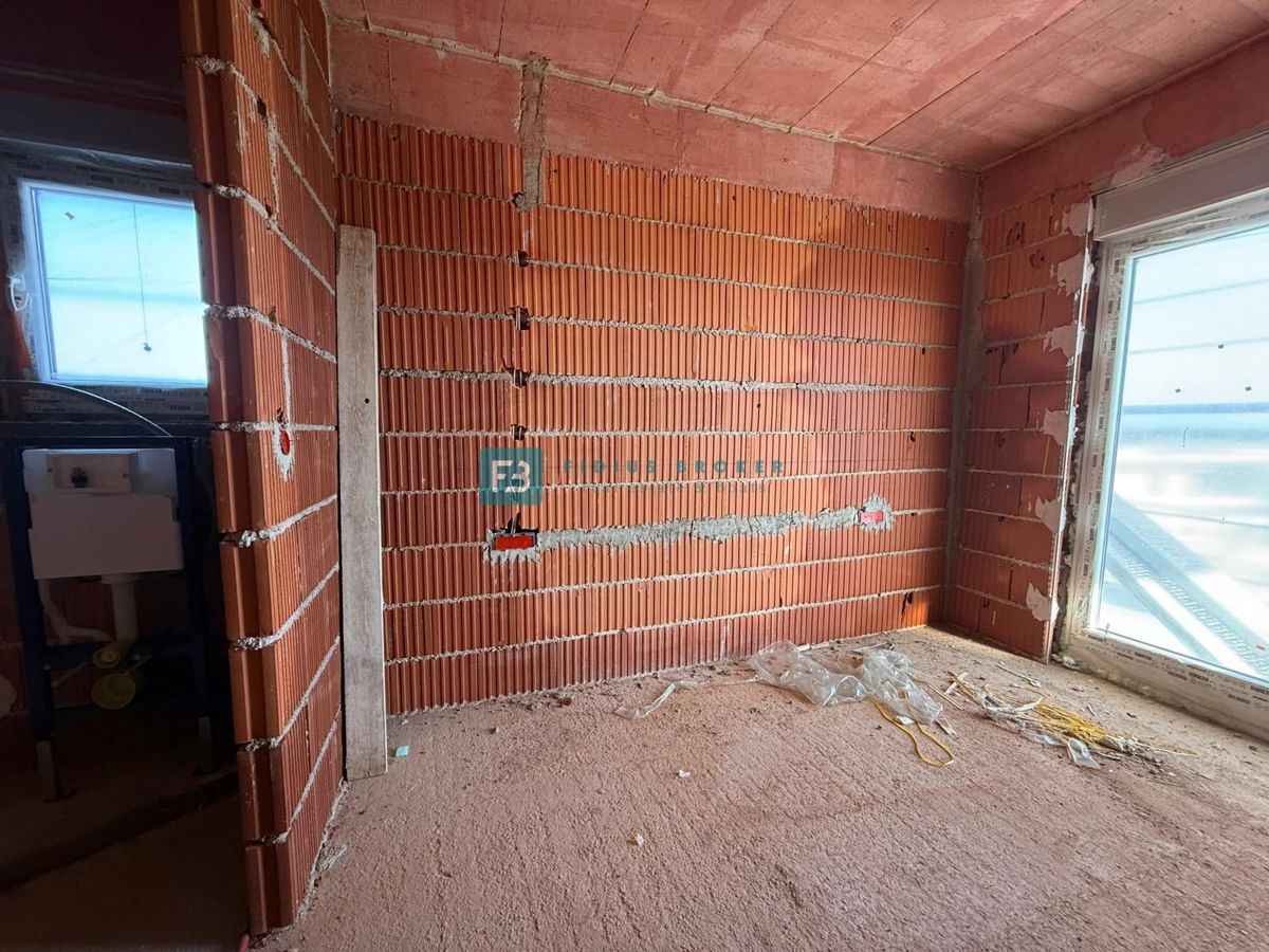 VODICE, novogradnja, 2. nadstropje, pogled na morje, 3 spalnice, 2 parkirni mesti