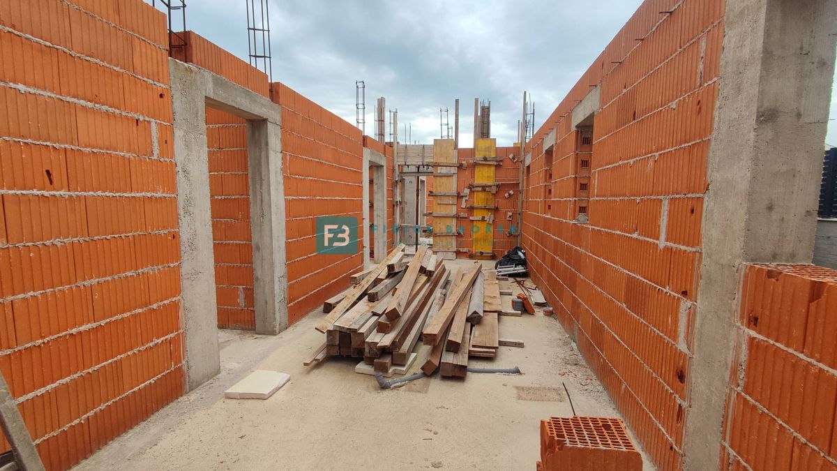 VODICE, novogradnja, pritličje, vrt 121 m2, 2 spalnici