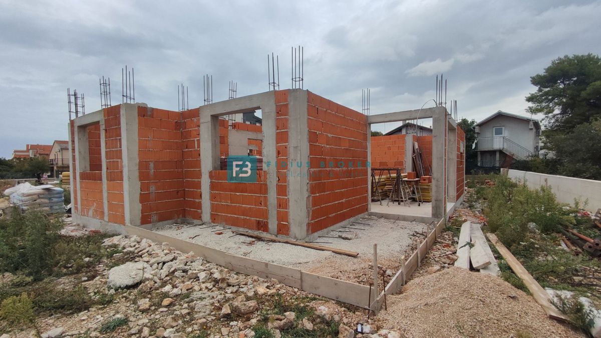 VODICE, novogradnja, pritličje, vrt 121 m2, 2 spalnici