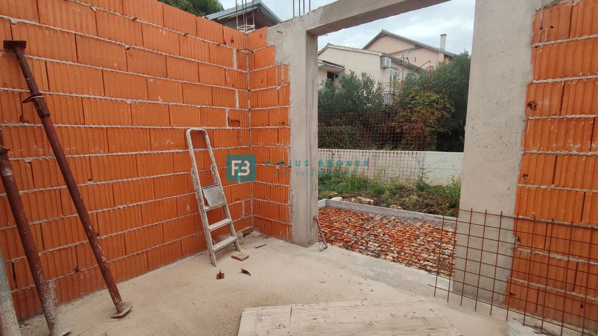 VODICE, novogradnja, pritličje, vrt 121 m2, 2 spalnici