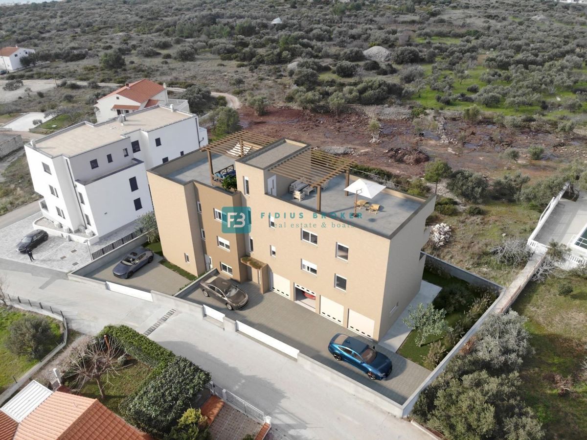 VODICE, novo, 1. nadstropje, 450 m od plaže, pogled na morje, vrt 121 m2, garaža, shramba