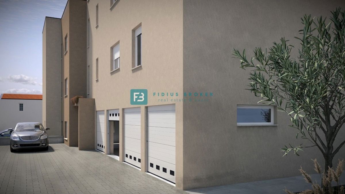 VODICE, novo, 1. nadstropje, 450 m od plaže, pogled na morje, vrt 121 m2, garaža, shramba