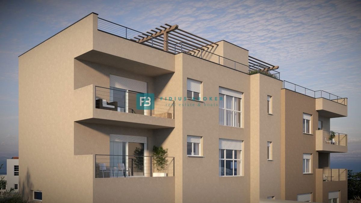 VODICE, novo, 1. nadstropje, 450 m od plaže, pogled na morje, vrt 121 m2, garaža, shramba