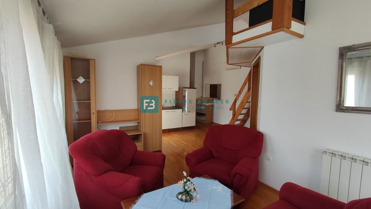 VODICE, opremljena samostojna hiša, 3 ločena stanovanja, vrt, garaža