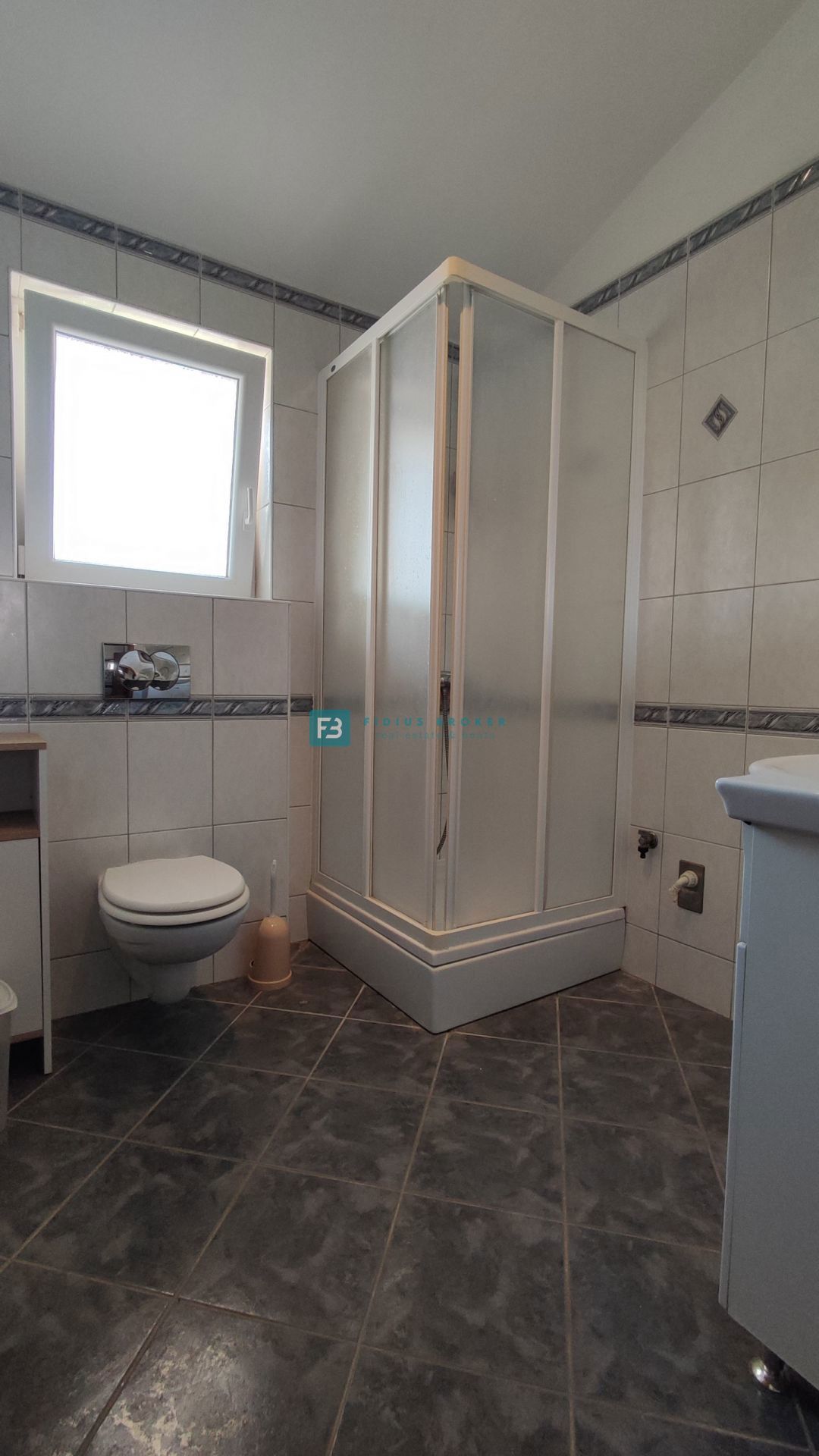 VODICE, opremljena samostojna hiša, 3 ločena stanovanja, vrt, garaža