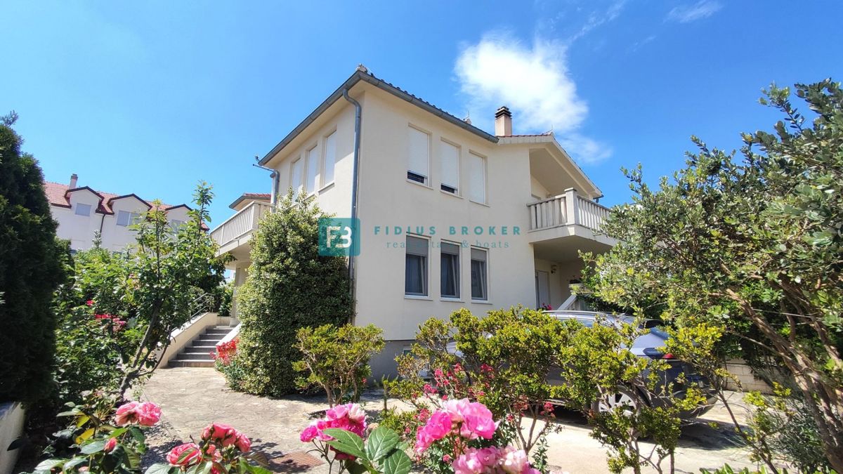 VODICE, opremljena samostojna hiša, 3 ločena stanovanja, vrt, garaža