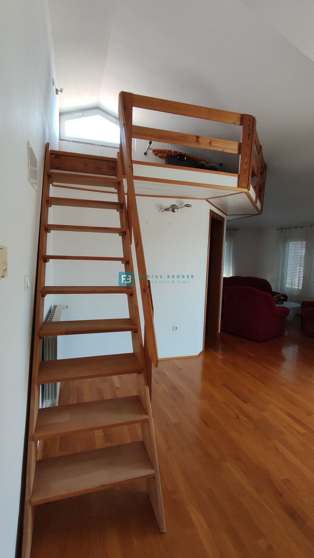 VODICE, opremljena samostojna hiša, 3 ločena stanovanja, vrt, garaža