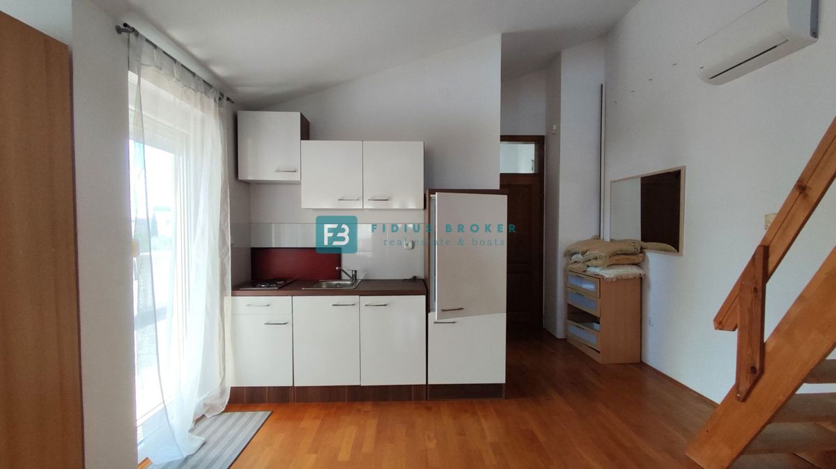 VODICE, opremljena samostojna hiša, 3 ločena stanovanja, vrt, garaža