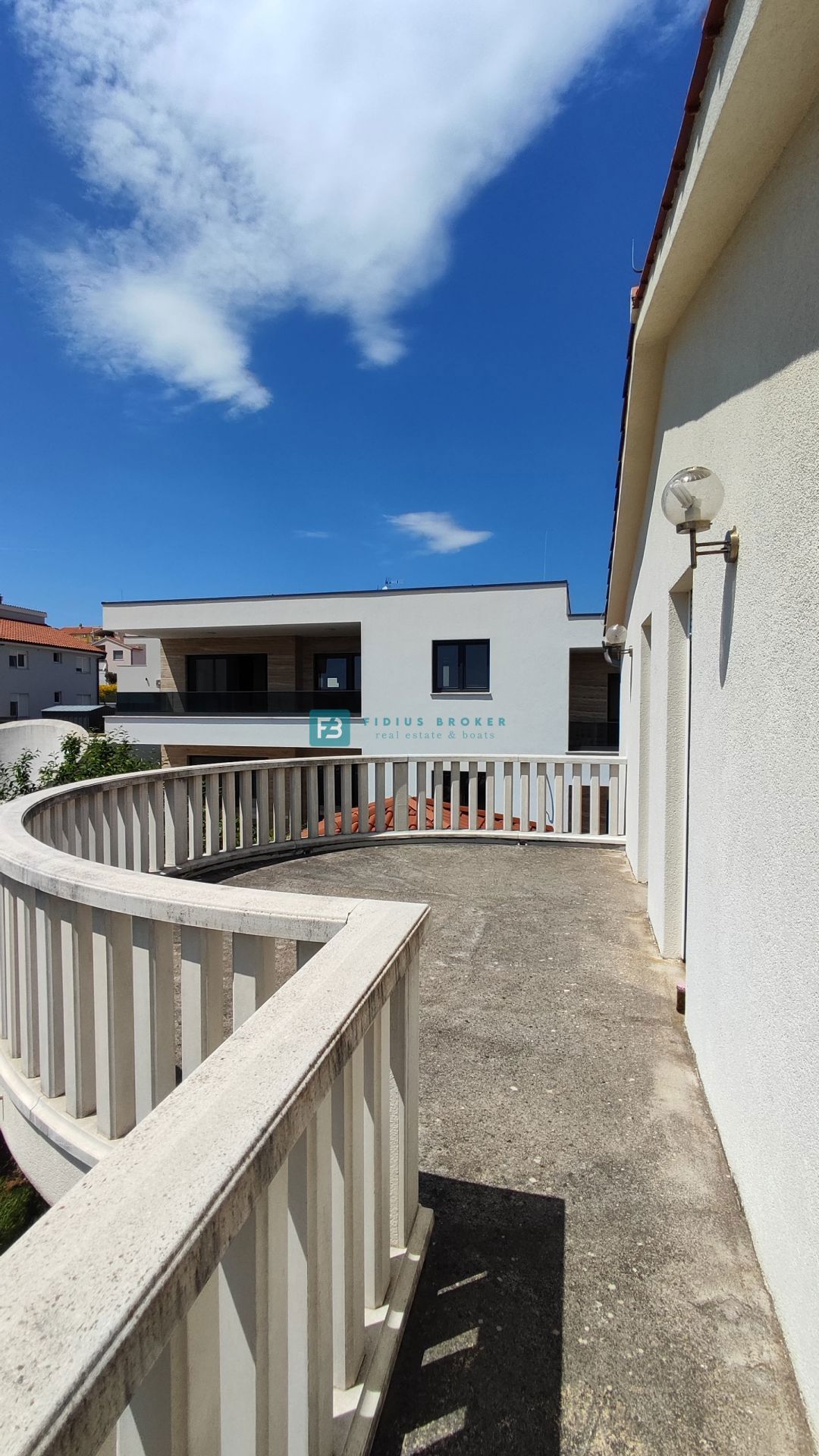 VODICE, opremljena samostojna hiša, 3 ločena stanovanja, vrt, garaža