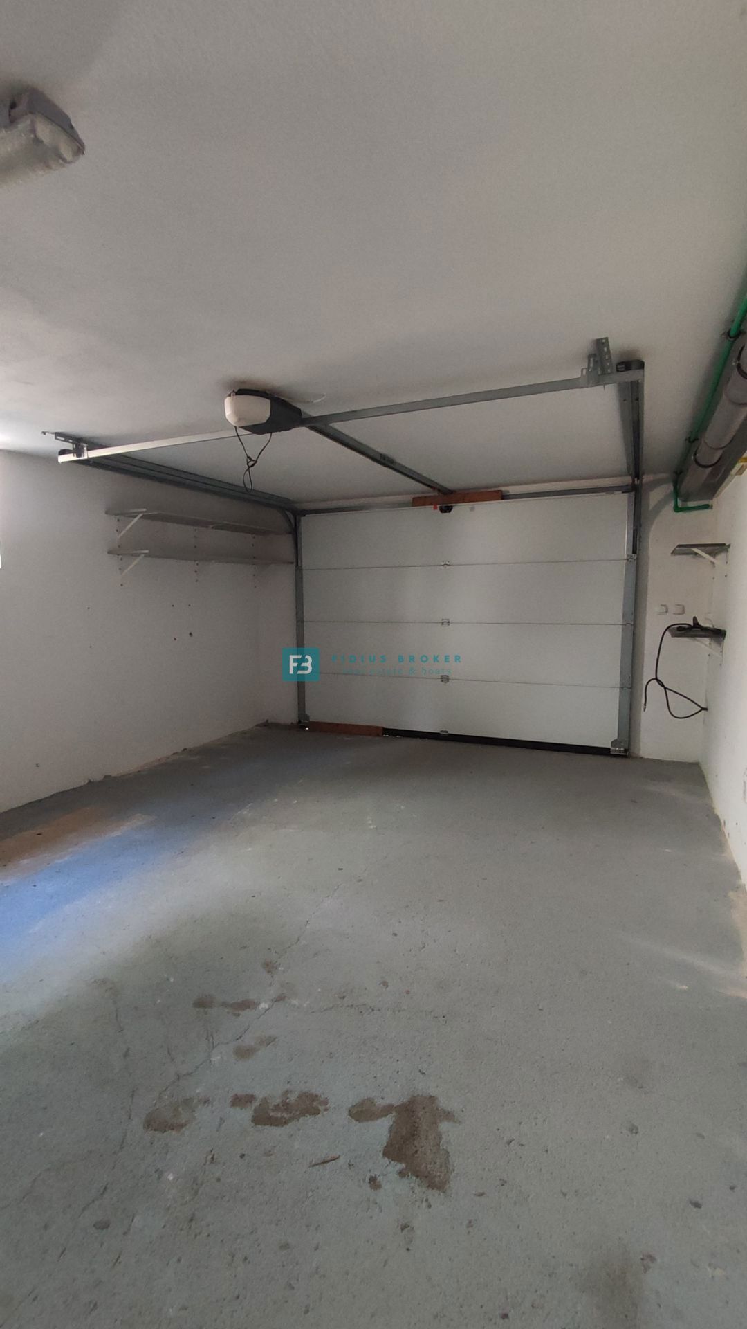 VODICE, opremljena samostojna hiša, 3 ločena stanovanja, vrt, garaža