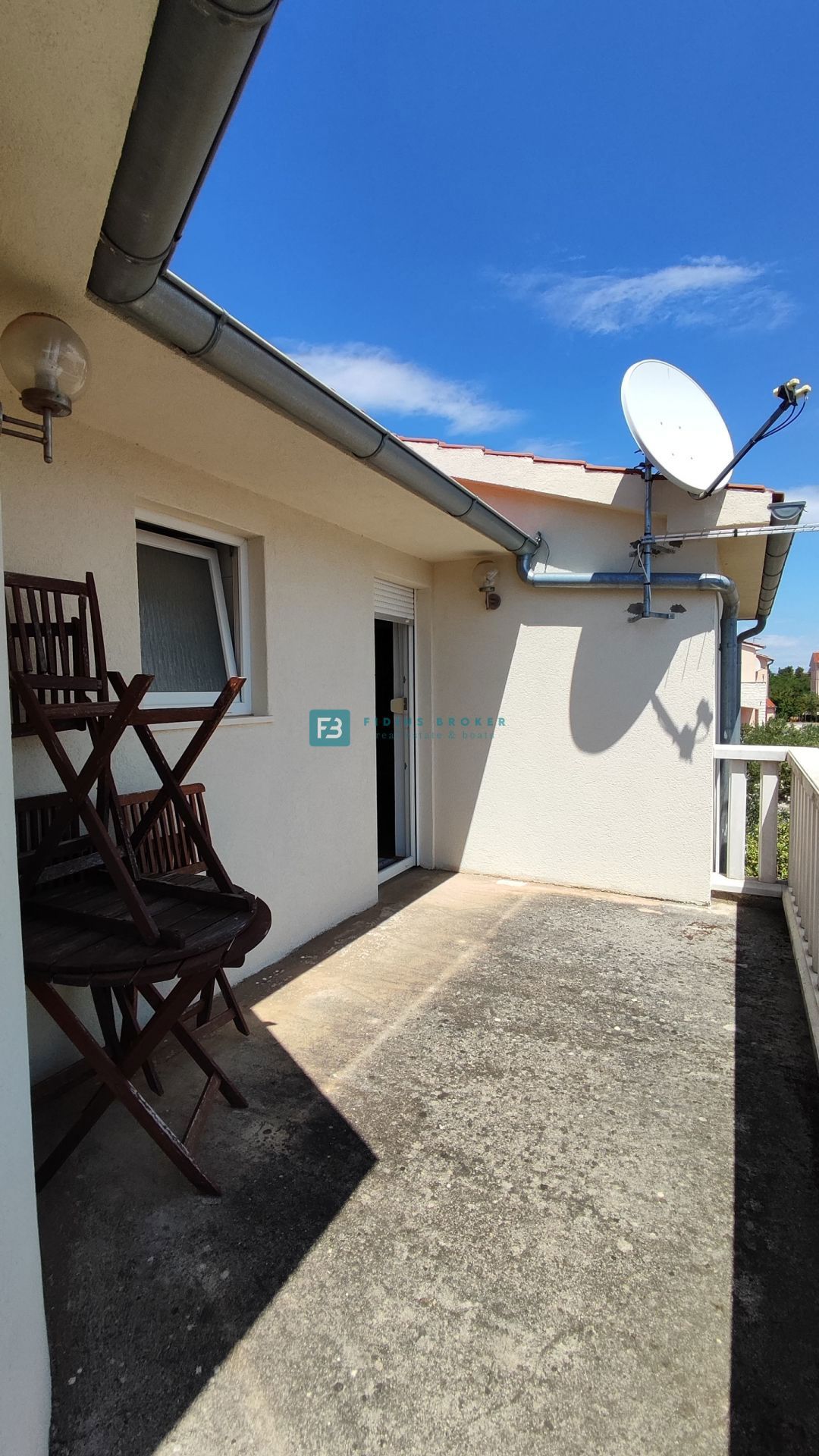 VODICE, opremljena samostojna hiša, 3 ločena stanovanja, vrt, garaža