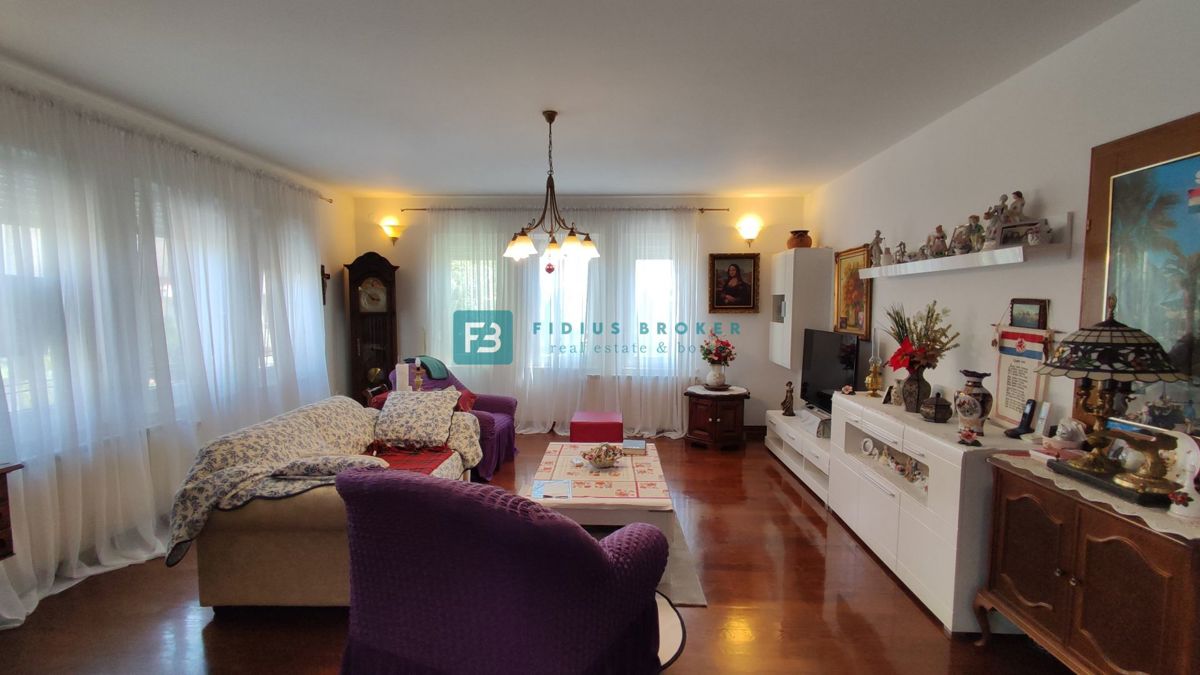 VODICE, opremljena samostojna hiša, 3 ločena stanovanja, vrt, garaža