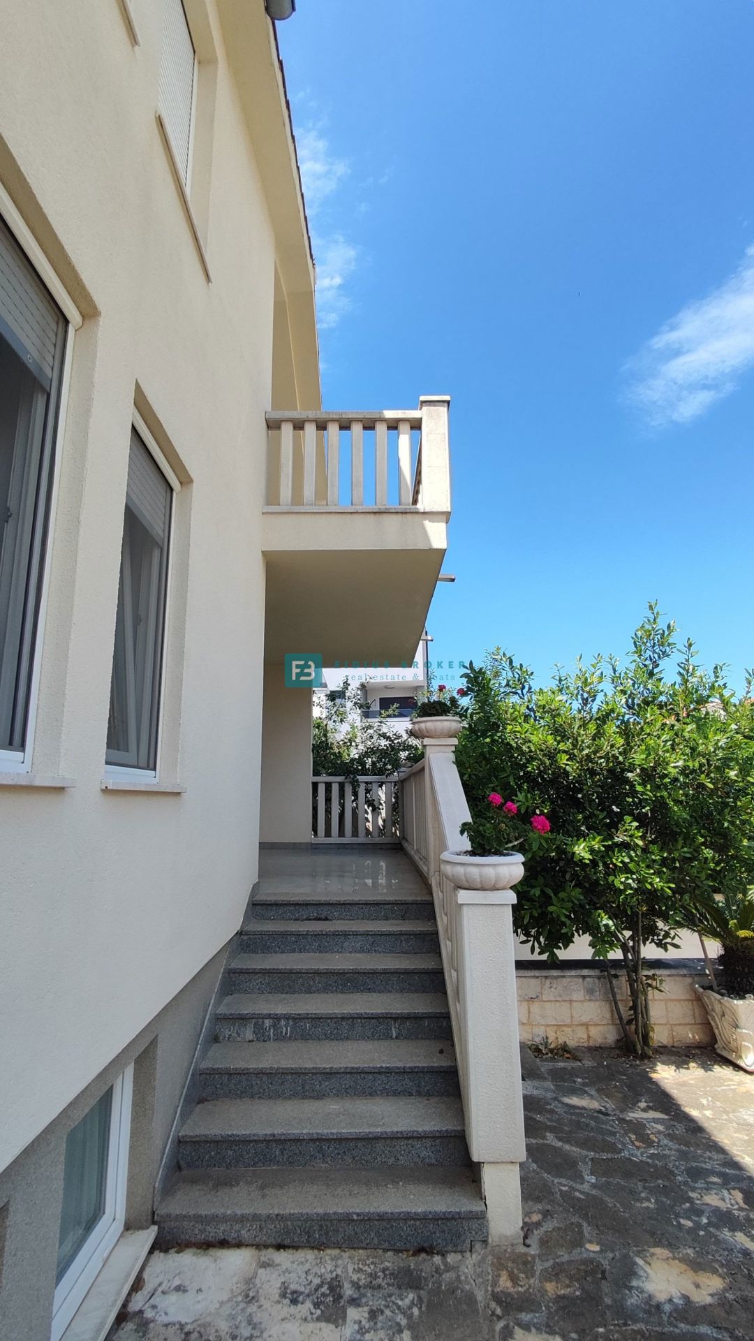 VODICE, opremljena samostojna hiša, 3 ločena stanovanja, vrt, garaža