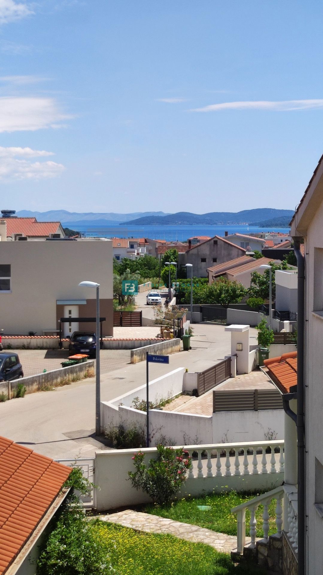 VODICE, opremljena samostojna hiša, 3 ločena stanovanja, vrt, garaža